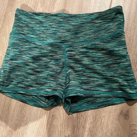 Fabletics teal-blue bike shorts with pocket & pink top with built in sports bra - Picture 3 of 8